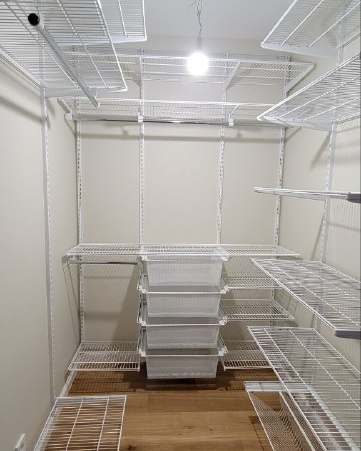 Белая П-образная гардеробная с выдвижными корзинами, ~1,8×2,4 м, фото 1