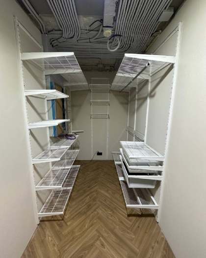Белая П-образная гардеробная с выдвижными корзинами, фото 1