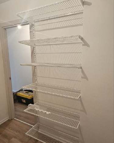 Белая П-образная гардеробная с выдвижными корзинами, ~2,1×2,5 м, фото 1