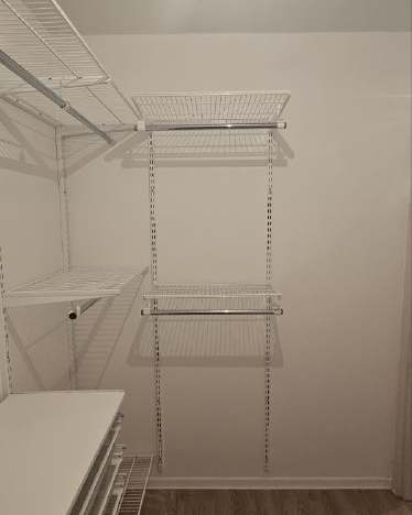 Белая П-образная гардеробная с выдвижными корзинами, ~2,1×2,5 м, фото 2