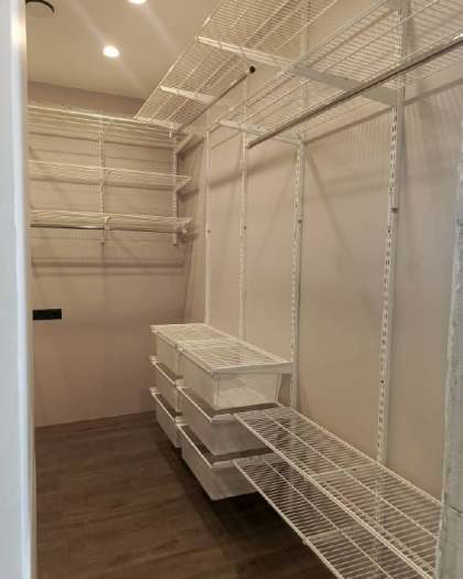 Белая П-образная гардеробная с выдвижными корзинами, ~2,7×2,1 м, фото 1