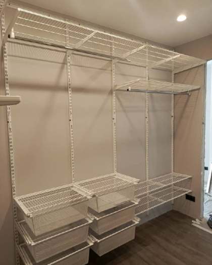 Белая П-образная гардеробная с выдвижными корзинами, ~2,7×2,1 м, фото 2
