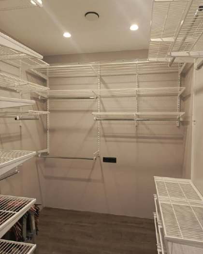 Белая П-образная гардеробная с выдвижными корзинами, ~2,7×2,1 м, фото 3