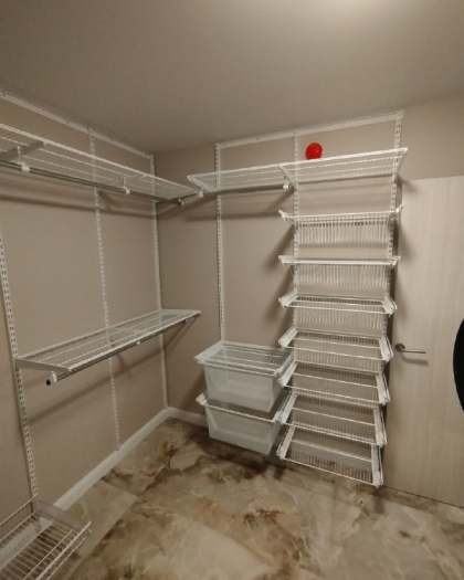Белая П-образная гардеробная с выдвижными корзинами, ~2,7×2,2 м, фото 3