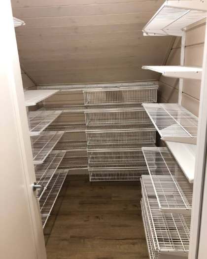 Белая П-образная гардеробная с выдвижными корзинами, ~1,8×2,1 м, фото 1