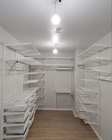 Белая П-образная гардеробная с выдвижными корзинами, ~2,3×3,1 м, фото 1