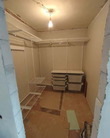Белая П-образная гардеробная с выдвижными корзинами, ~1,8×2,1 м, фото 1