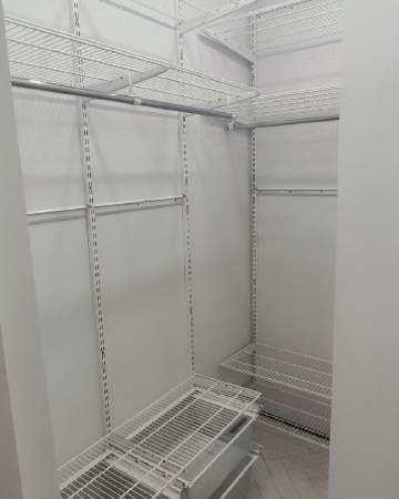 Белая П-образная гардеробная с выдвижными корзинами, ~1×1,9 м, фото 1