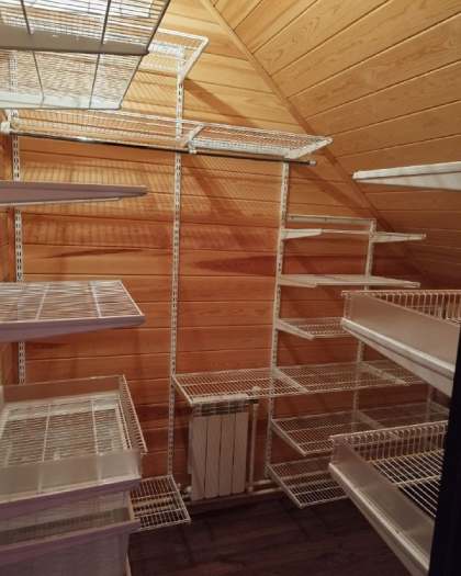 Белая П-образная гардеробная с выдвижными корзинами, ~2,7×2 м, фото 1