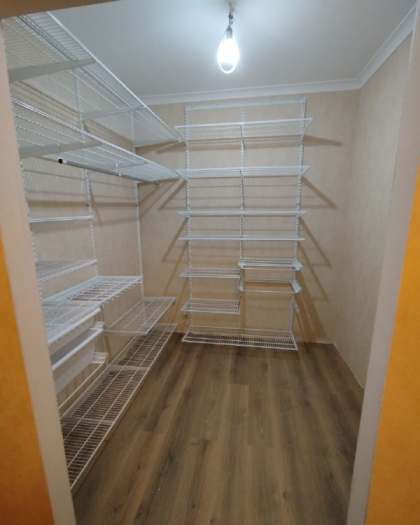 Белая П-образная гардеробная с выдвижными корзинами, ~2,8×2 м, фото 1