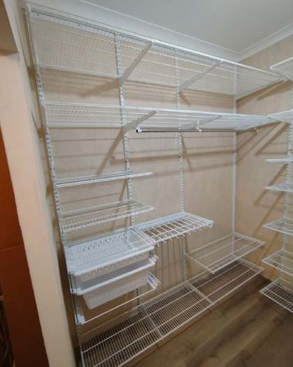 Белая П-образная гардеробная с выдвижными корзинами, ~2,8×2 м, фото 2