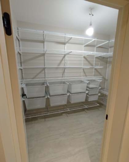 Белая П-образная гардеробная с выдвижными корзинами, ~2,7×2 м, фото 1