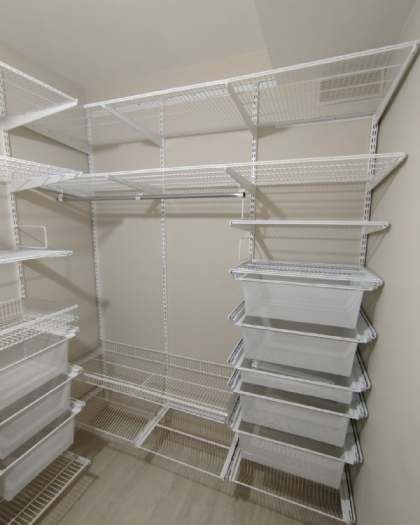 Белая П-образная гардеробная с выдвижными корзинами, ~2,7×2 м, фото 3
