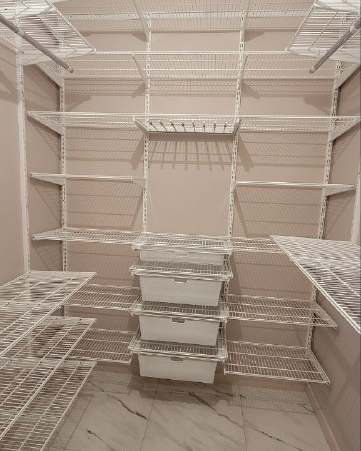 Белая П-образная гардеробная с выдвижными корзинами, ~2,1×2,3 м, фото 3