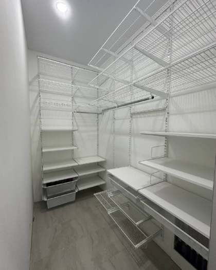 Белая П-образная гардеробная с выдвижными корзинами, ~1,8×2,4 м, фото 1