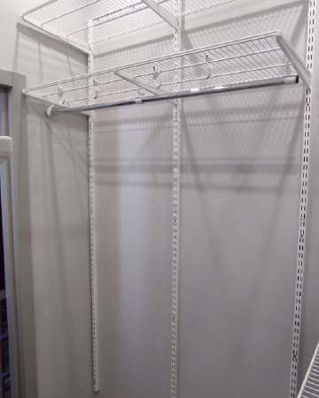 Белая П-образная гардеробная с выдвижными корзинами, ~1,5×2,1 м, фото 1