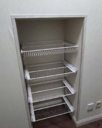 Белая П-образная гардеробная с выдвижными корзинами, ~1,8×1,5 м, фото 3