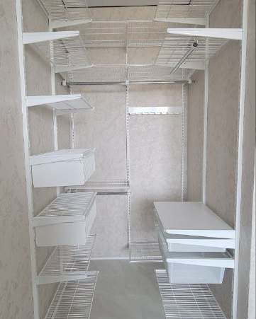 Белая П-образная гардеробная с выдвижными корзинами, ~1,5×2 м, фото 1