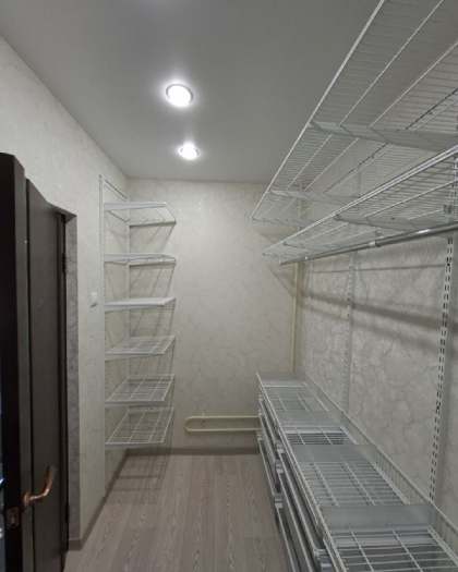 Белая П-образная гардеробная с выдвижными корзинами, ~1,8×3 м, фото 1