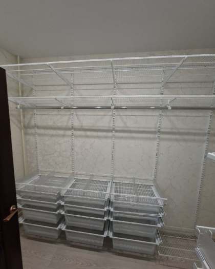 Белая П-образная гардеробная с выдвижными корзинами, ~1,8×3 м, фото 2