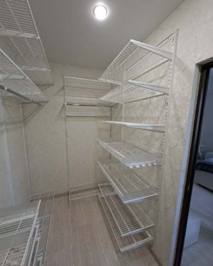 Белая П-образная гардеробная с выдвижными корзинами, ~1,8×3 м, фото 4