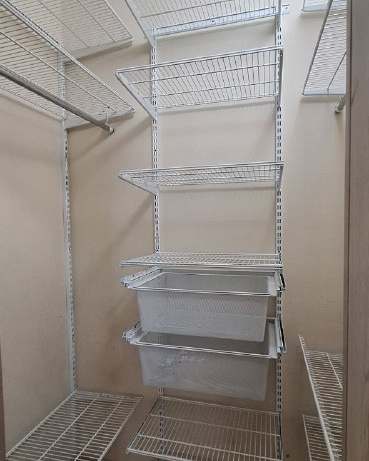 Белая П-образная гардеробная с выдвижными корзинами, ~0,9×1,5 м, фото 1