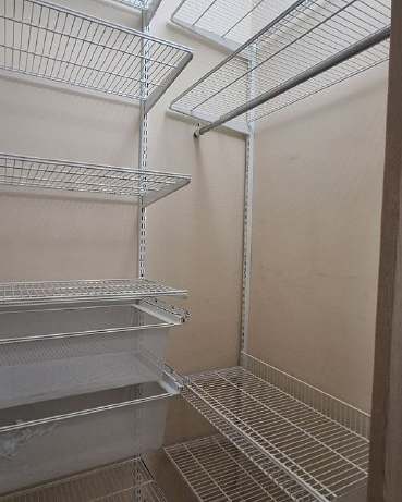 Белая П-образная гардеробная с выдвижными корзинами, ~0,9×1,5 м, фото 2