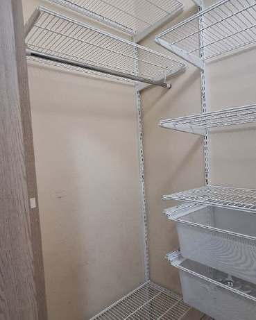 Белая П-образная гардеробная с выдвижными корзинами, ~0,9×1,5 м, фото 3