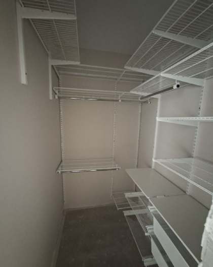 Белая П-образная гардеробная с выдвижными корзинами, ~1,5×2,1 м, фото 2