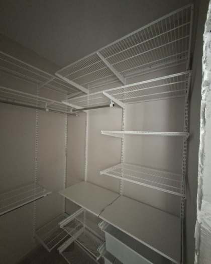 Белая П-образная гардеробная с выдвижными корзинами, ~1,5×2,1 м, фото 3