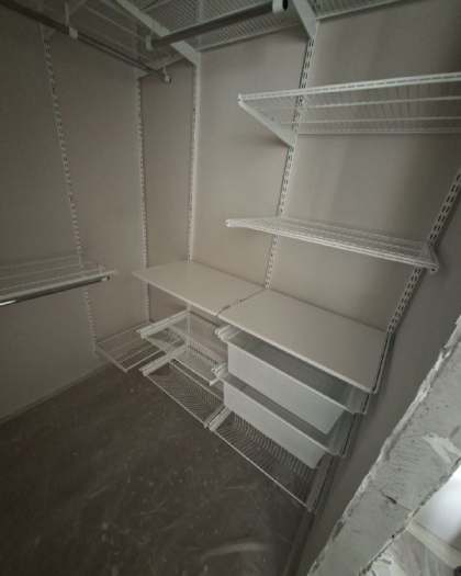 Белая П-образная гардеробная с выдвижными корзинами, ~1,5×2,1 м, фото 4