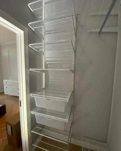 Белая П-образная гардеробная с выдвижными корзинами, ~1,5×1,4 м, фото 1