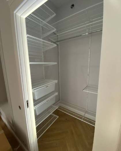 Белая П-образная гардеробная с выдвижными корзинами, ~1,5×1,4 м, фото 2
