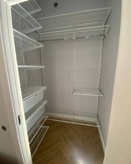 Белая П-образная гардеробная с выдвижными корзинами, ~1,5×1,4 м, фото 3