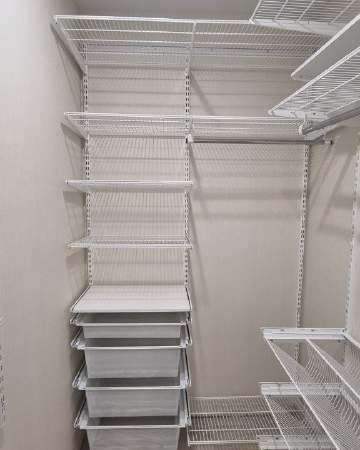 Белая П-образная гардеробная с выдвижными корзинами, ~1,8×2,4 м, фото 1