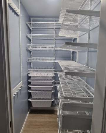 Белая П-образная гардеробная с выдвижными корзинами, ~1,4×2,2 м, фото 1