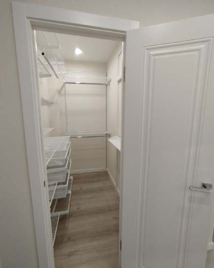 Белая П-образная гардеробная с выдвижными корзинами, ~1,2×2,1 м, фото 1