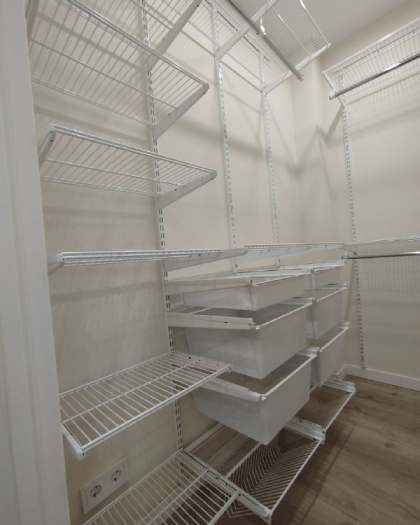 Белая П-образная гардеробная с выдвижными корзинами, ~1,2×2,1 м, фото 3