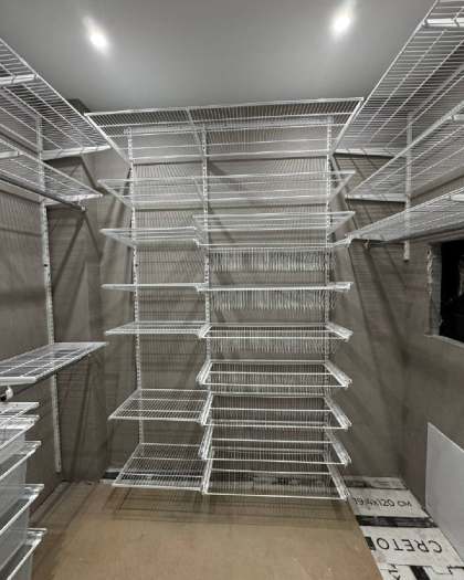 Белая П-образная гардеробная с выдвижными корзинами, ~1,8×2,8 м, фото 1