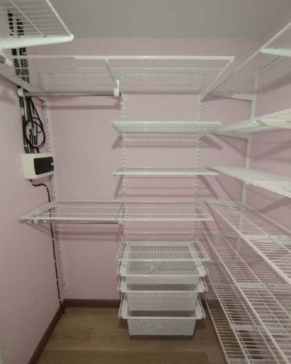 Белая П-образная гардеробная с выдвижными корзинами, ~2,7×2,2 м, фото 2