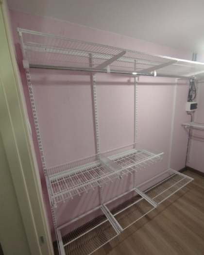 Белая П-образная гардеробная с выдвижными корзинами, ~2,7×2,2 м, фото 3
