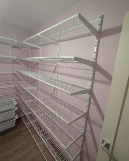 Белая П-образная гардеробная с выдвижными корзинами, ~2,7×2,2 м, фото 4