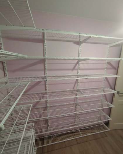 Белая П-образная гардеробная с выдвижными корзинами, ~2,7×2,2 м, фото 5