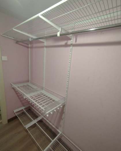 Белая П-образная гардеробная с выдвижными корзинами, ~2,7×2,2 м, фото 6