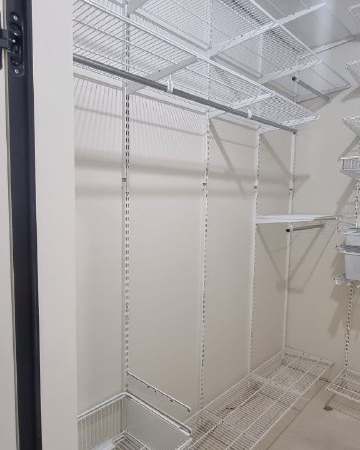 Белая П-образная гардеробная с выдвижными корзинами, ~2,1×2,4 м, фото 1