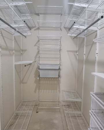 Белая П-образная гардеробная с выдвижными корзинами, ~2,1×2,4 м, фото 2