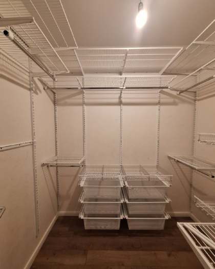 Белая П-образная гардеробная с выдвижными корзинами, ~2,1×2,3 м, фото 1