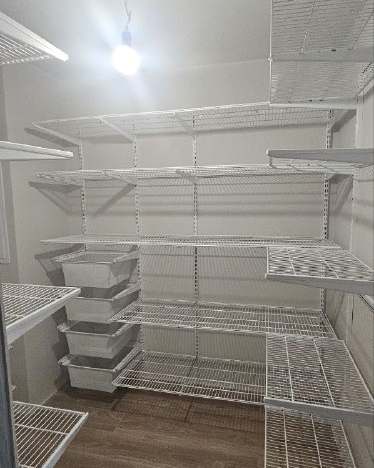 Белая П-образная гардеробная с выдвижными корзинами, ~2×2,6 м, фото 1