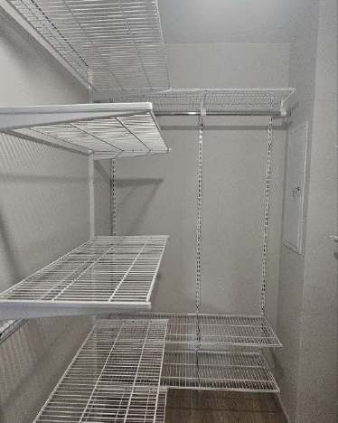 Белая П-образная гардеробная с выдвижными корзинами, ~2×2,6 м, фото 2