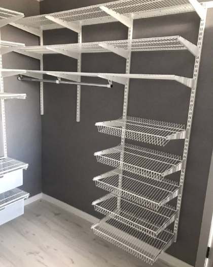 Белая П-образная гардеробная с выдвижными корзинами, ~1,9×3,2 м, фото 1